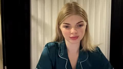 Snapshot of sweet_sinn_ chatting on 10-26-25, 10:04 Mira online show from 10-26-25, 10:04