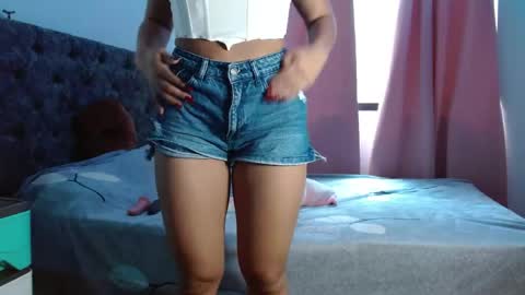 Snapshot of sweet_temptation5 chatting on 05-21-26, 05:42 Laura Lombardi online show from 05-21-26, 05:42