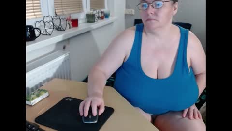 Snapshot of sweetboobs85h chatting on 02-19-25, 06:10 Sweetboobs85h online show from 02-19-25, 06:10