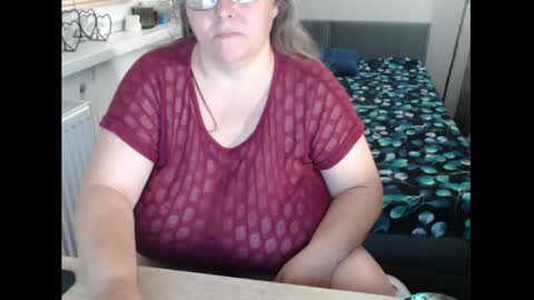 Snapshot of sweetboobs85h chatting on 09-29-25, 07:19 Sweetboobs85h online show from 09-29-25, 07:19