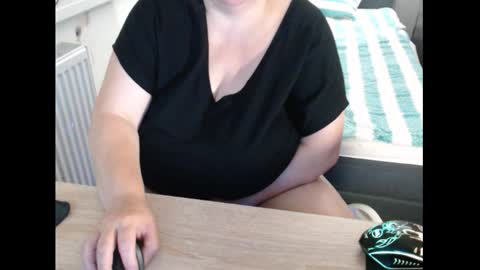 Snapshot of sweetboobs85h chatting on 10-15-25, 08:09 Sweetboobs85h online show from 10-15-25, 08:09