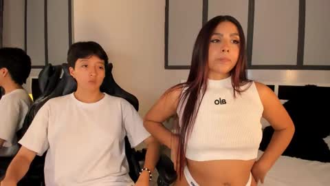 Snapshot of sweetcoupple chatting on 09-24-25, 03:10 Eva Short hair girl - Victoria Long red hair online show from 09-24-25, 03:10