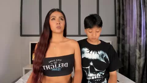 Snapshot of sweetcoupple chatting on 10-30-25, 05:35 Eva Short hair girl - Victoria Long red hair online show from 10-30-25, 05:35