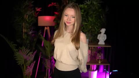 Snapshot of sweetdaisy_me chatting on 02-15-26, 08:35 Lina online show from 02-15-26, 08:35