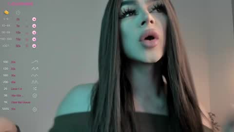 Snapshot of sweetest_bella chatting on 02-06-25, 10:43 Bella online show from 02-06-25, 10:43