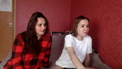 Snapshot of sweetharts69 chatting on 05-24-26, 07:13 Alina and Mia online show from 05-24-26, 07:13