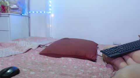 Snapshot of sweethoney22_ chatting on 10-04-25, 04:43 Sabrina y Eliot online show from 10-04-25, 04:43