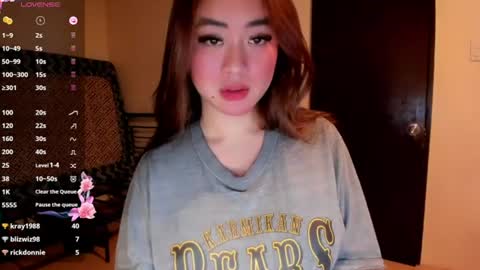 Snapshot of sweetlovepinay04 chatting on 06-17-26, 01:01 Zoe online show from 06-17-26, 01:01