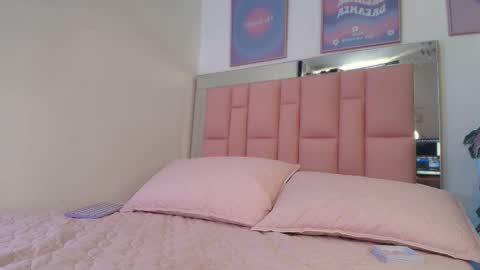 Snapshot of sweetlune chatting on 09-14-25, 05:01 SweetLune online show from 09-14-25, 05:01