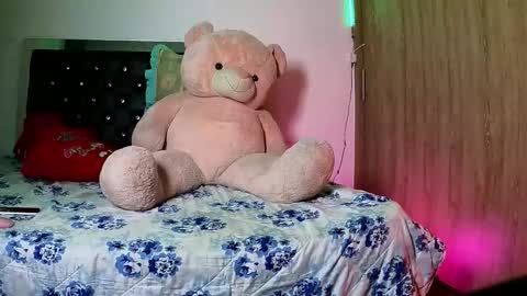 Snapshot of sweetmagic6 chatting on 01-09-26, 05:10 sweetmagic6 online show from 01-09-26, 05:10