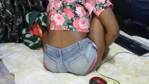 Snapshot of sweetqueen04 chatting on 12-14-24, 01:05 princess Nelly online show from 12-14-24, 01:05