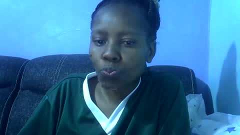Snapshot of sweetqueen20 chatting on 06-11-26, 02:00 queen online show from 06-11-26, 02:00