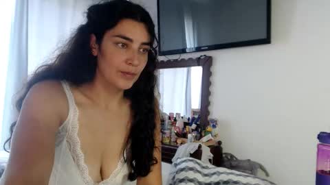 Snapshot of sweetsmile28 chatting on 11-11-25, 05:13 Dianis online show from 11-11-25, 05:13