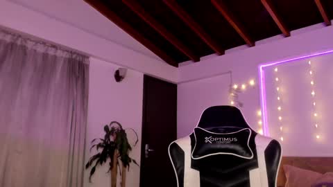 Cat independent model  online show from 12-12-24, 05:42