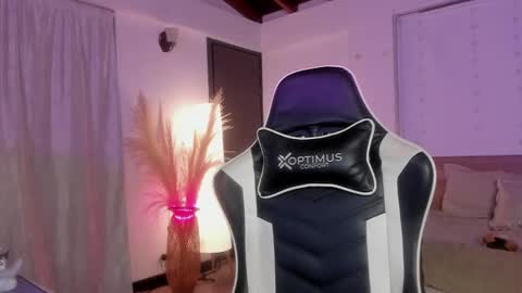 Cat independent model  online show from 02-25-25, 04:14