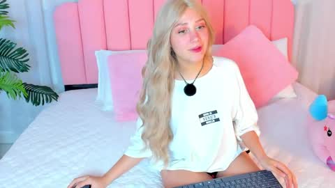 Snapshot of sweett_fire chatting on 04-18-26, 07:58 sweett_fire online show from 04-18-26, 07:58