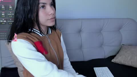 Snapshot of sweett_petite chatting on 12-17-24, 05:04 online show from 12-17-24, 05:04