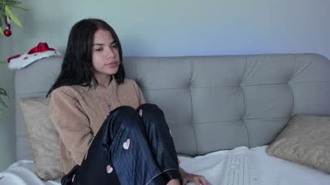 Snapshot of sweett_petite chatting on 12-20-24, 07:39 online show from 12-20-24, 07:39