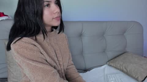 Snapshot of sweett_petite chatting on 12-20-24, 10:43 online show from 12-20-24, 10:43