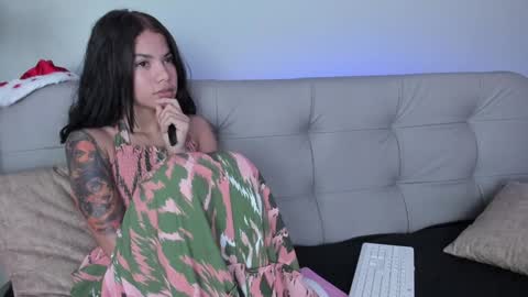 Snapshot of sweett_petite chatting on 12-21-24, 04:57 online show from 12-21-24, 04:57