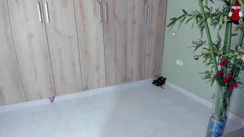 Snapshot of sweett_petite chatting on 12-21-24, 08:00 online show from 12-21-24, 08:00