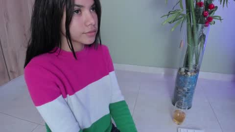 Snapshot of sweett_petite chatting on 12-24-24, 07:33 online show from 12-24-24, 07:33