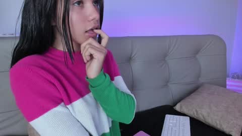 Snapshot of sweett_petite chatting on 12-24-24, 10:39 online show from 12-24-24, 10:39