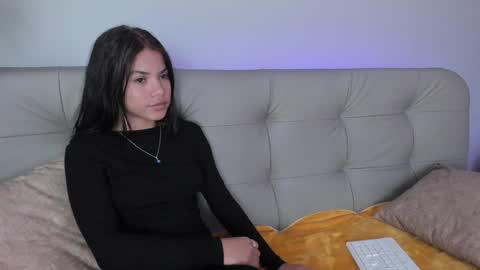 Snapshot of sweett_petite chatting on 12-28-24, 04:20 online show from 12-28-24, 04:20