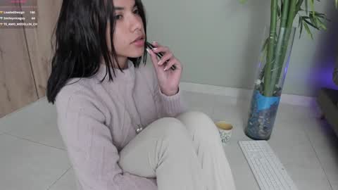 Snapshot of sweett_petite chatting on 01-10-25, 12:06 online show from 01-10-25, 12:06