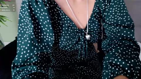 Snapshot of sweett_petite chatting on 01-21-25, 08:32 online show from 01-21-25, 08:32