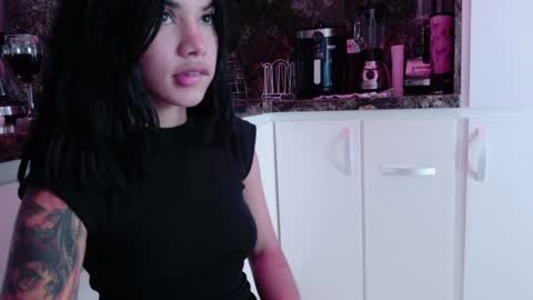 Snapshot of sweett_petite chatting on 01-29-25, 10:53 online show from 01-29-25, 10:53