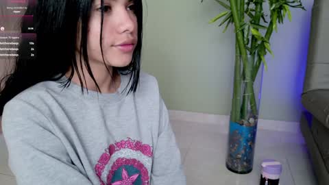 Snapshot of sweett_petite chatting on 02-03-25, 07:52 online show from 02-03-25, 07:52
