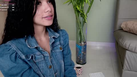Snapshot of sweett_petite chatting on 02-06-25, 11:15 online show from 02-06-25, 11:15