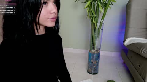 Snapshot of sweett_petite chatting on 02-08-25, 11:13 online show from 02-08-25, 11:13