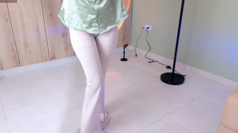 Snapshot of sweett_petite chatting on 03-06-25, 08:05 online show from 03-06-25, 08:05