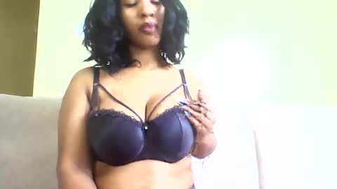 Snapshot of sweetveee chatting on 07-13-26, 10:18 Vee online show from 07-13-26, 10:18
