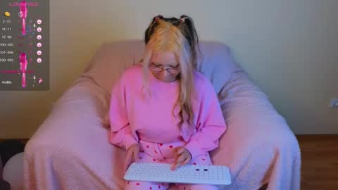 Snapshot of sweety_candys chatting on 11-01-25, 11:23 Hot Candy online show from 11-01-25, 11:23