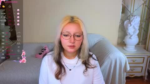 Snapshot of sweety_candys chatting on 11-22-25, 11:20 Hot Candy online show from 11-22-25, 11:20