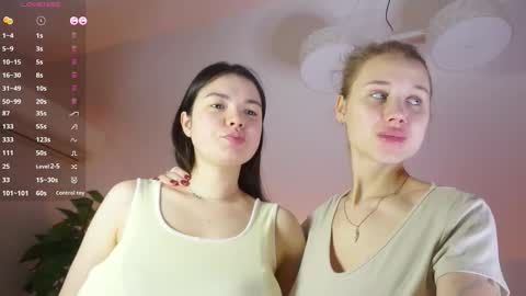 Snapshot of sweetyoops chatting on 01-11-26, 06:07 Astrid online show from 01-11-26, 06:07