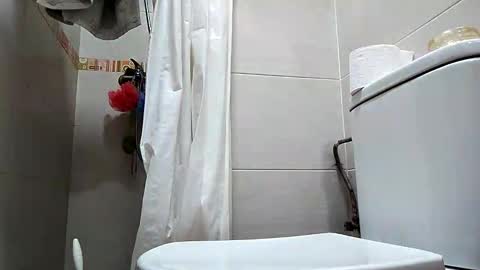 Snapshot of sweetywhity2 chatting on 04-24-26, 05:15 Silvia online show from 04-24-26, 05:15