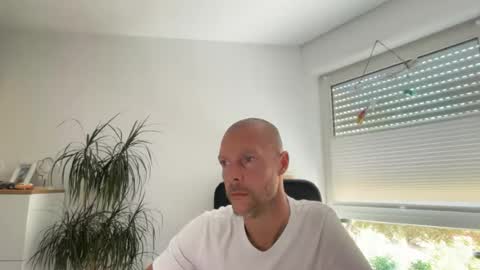 Snapshot of sx1904 chatting on 08-05-26, 07:44 sx1904 online show from 08-05-26, 07:44