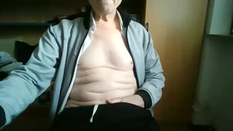 Snapshot of t5519t chatting on 10-23-25, 03:44 t5519t online show from 10-23-25, 03:44