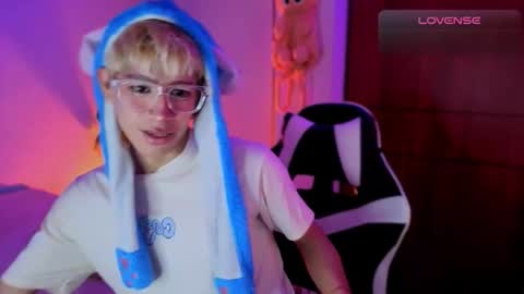 Snapshot of taichi_bluy chatting on 12-18-25, 07:03 taichi online show from 12-18-25, 07:03