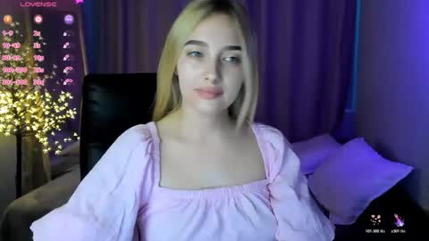 Snapshot of taisia_hot chatting on 05-22-26, 08:10 Taisia online show from 05-22-26, 08:10