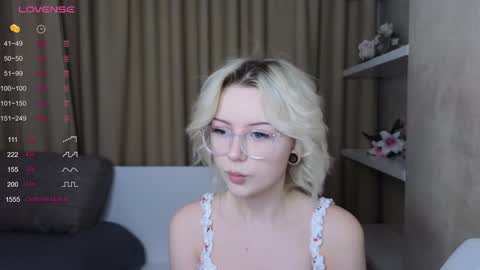 Snapshot of taitatkins chatting on 02-01-25, 05:05 Emily online show from 02-01-25, 05:05