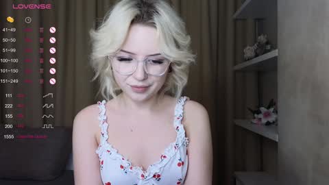 Snapshot of taitatkins chatting on 02-01-25, 09:19 Emily online show from 02-01-25, 09:19