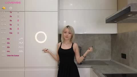 Snapshot of taitatkins chatting on 02-06-25, 05:09 Emily online show from 02-06-25, 05:09