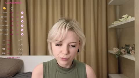 Snapshot of taitatkins chatting on 02-09-25, 09:06 Emily online show from 02-09-25, 09:06