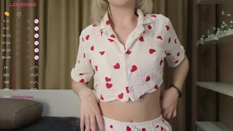 Snapshot of taitatkins chatting on 02-12-25, 05:26 Emily online show from 02-12-25, 05:26