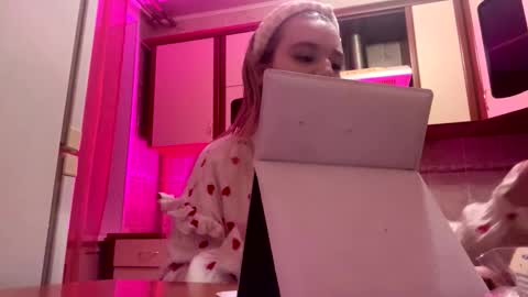 Snapshot of taitebinner chatting on 02-25-26, 06:39 Mia online show from 02-25-26, 06:39